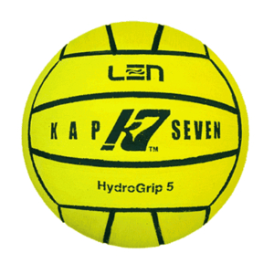 A Bola Polo Aquático Homem Kap-7 Len foi especialmente concebida para treinos diários ou para jogos profissionais de pólo aquático. Esta bola possui uma superfície de borracha HydroGrip que permite uma aderência perfeita durante os jogos. Este composto é registado e patenteado, e não há outra marca ou fabricante que utilize esta mesma aderência na bola. Estas bolas são utilizadas durante competições profissionais e a KAP7 é a bola oficial de muitos eventos e torneios internacionais Cada bola de pólo aquático foi testada por profissionais antes da produção.