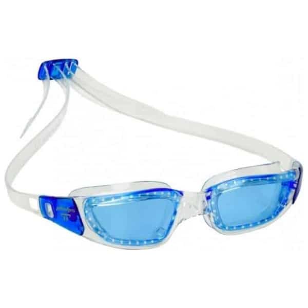 Os inovadores Óculos de Natação Phelps Tiburon combina a Tecnologia de Lente Curva da AquaSphere, design de baixo perfil, alça integrada e fivela de cabeça fácil de ajustar, para lhe trazer uns óculos hidrodinâmicos a um preço acessível.