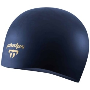 A Touca de Natação Phelps Race Cap 2.0 Aprovado FINA, 100% silicone, permite que te concentres no que é importante no dia da corrida - a tua performance. O silicone é um material flexível, suave ao toque e altamente resistente à água e ao cloro, tornando-o ideal para uso em toucas de natação. A Touca de Natação Phelps Race Cap 2.0 Aprovado FINA é confortável e proporciona um ajuste simplificado e competitivo, sendo desenvolvida com materiais de alta tecnologia e possuindo características que visam melhorar o desempenho do nadador na água. A touca é projetada para minimizar o arrasto na água, permitindo que o nadador se mova com mais eficiência e velocidade.