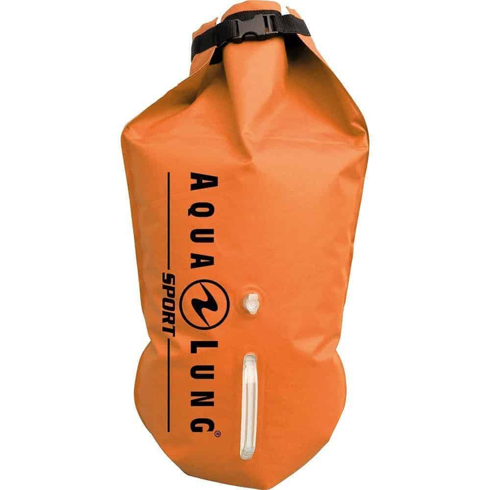O Saco Boia de Natação Aquasphere Idry Bag é um dispositivo flutuante projetado para auxiliar os nadadores durante a prática de natação em águas abertas. Ele é especialmente útil para aumentar a visibilidade do nadador e fornecer um local seguro para armazenar pertences pessoais.