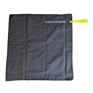 A Toalha de Banho Aquasphere Micro Towel ocupa pouco espaço, é ultra-absorvente e de secagem rápida, sendo ideal para levar para a piscina ou ginásio.