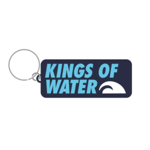 O Porta-chaves Homem Turbo Kings of Water é o acessório perfeito para mostrar o teu amor pela natação enquanto manténs as tuas chaves organizadas. É um produto de alta qualidade, com enorme durabilidade e estilo desportivo.