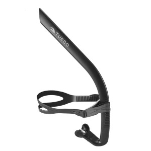 O Tubo de Snorkel Turbo Advanced pode ser utilizado tanto por um nadador ocasional ou um nadador competitivo a nível profissional. A Turbo disponibiliza o melhor equipamento de treino para uso em piscinas e águas abertas. Com o O Tubo de Snorkel Turbo Advanced, conseguirás melhorar os teus resultados, técnica, resistência e potência na água. Este equipamento de natação é perfeito para adicionar dinamismo e qualidade aos exercícios dos teus treinos na piscina. O equipamento de treino aumentará a intensidade dos teus treinos e trabalhará áreas musculares que geralmente não são exercitadas de forma habitual.