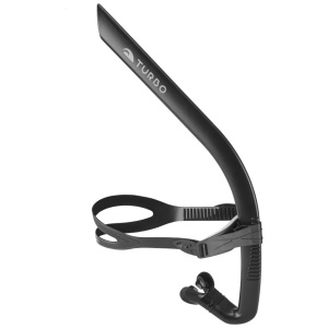 O Tubo de Snorkel Turbo Advanced pode ser utilizado tanto por um nadador ocasional ou um nadador competitivo a nível profissional. A Turbo disponibiliza o melhor equipamento de treino para uso em piscinas e águas abertas. Com o O Tubo de Snorkel Turbo Advanced, conseguirás melhorar os teus resultados, técnica, resistência e potência na água. Este equipamento de natação é perfeito para adicionar dinamismo e qualidade aos exercícios dos teus treinos na piscina. O equipamento de treino aumentará a intensidade dos teus treinos e trabalhará áreas musculares que geralmente não são exercitadas de forma habitual.