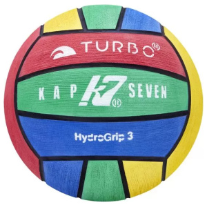 A Bola Polo Aquático Kap-7 Ball School Kids 3 foi especialmente concebida para treinos diários ou para jogos profissionais de pólo aquático. Esta bola possui uma superfície de borracha HydroGrip que permite uma aderência perfeita durante os jogos. Este composto é registado e patenteado, e não há outra marca ou fabricante que utilize esta mesma aderência na bola. Estas bolas são utilizadas durante competições profissionais e a KAP7 é a bola oficial de muitos eventos e torneios internacionais Cada bola de pólo aquático foi testada por profissionais antes da produção.