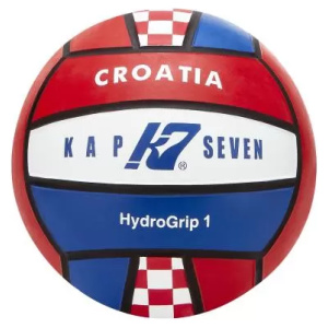 A Bola Polo Aquático Kap-7 Tamanho 1 foi especialmente concebida para treinos diários ou para jogos profissionais de pólo aquático. Esta bola possui uma superfície de borracha HydroGrip que permite uma aderência perfeita durante os jogos. Este composto é registado e patenteado, e não há outra marca ou fabricante que utilize esta mesma aderência na bola. Estas bolas são utilizadas durante competições profissionais e a KAP7 é a bola oficial de muitos eventos e torneios internacionais Cada bola de pólo aquático foi testada por profissionais antes da produção.