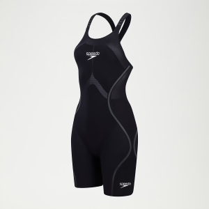 Apresentamos a mais recente evolução da nossa linha o Fato de Banho Competição Mulher Speedo Fastskin LZR Pure Intent 2.0, desenvolvido por nadadores para nadadores. Ainda com camadas duplas compressivas e uma construção ergonómica das costuras projetada para conectar grupos musculares-chave para um maior retorno de energia, a linha Intent 2.0 possui um novo acabamento duradouro repelente à água. Zonas de tecido texturizado visam a redução de arrasto, para que você obtenha o melhor desempenho em seu nado, enquanto a construção de tecido triplo com costuras coladas foi projetada para permitir maior movimento. Este produto foi totalmente aprovado pela FINA.