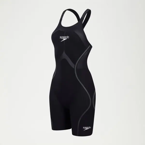 Apresentamos a mais recente evolução da nossa linha o Fato de Banho Competição Mulher Speedo Fastskin LZR Pure Intent 2.0, desenvolvido por nadadores para nadadores. Ainda com camadas duplas compressivas e uma construção ergonómica das costuras projetada para conectar grupos musculares-chave para um maior retorno de energia, a linha Intent 2.0 possui um novo acabamento duradouro repelente à água. Zonas de tecido texturizado visam a redução de arrasto, para que você obtenha o melhor desempenho em seu nado, enquanto a construção de tecido triplo com costuras coladas foi projetada para permitir maior movimento. Este produto foi totalmente aprovado pela FINA.