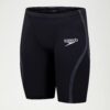 Apresentamos a mais recente evolução da nossa linha o Fato de Banho Competição Homem Speedo Fastskin LZR Pure Intent 2.0 Preto, desenvolvido por nadadores para nadadores. Ainda com camadas duplas compressivas e uma construção ergonómica das costuras projetada para conectar grupos musculares-chave para maior retorno de energia, a linha Intent 2.0 possui um novo acabamento duradouro repelente à água. As zonas de tecido texturizado visam a redução de arrasto para um desempenho ótimo, enquanto a construção de tecido triplo com costuras coladas foi projetada para permitir maior movimento. Com prendedores de perna de precisão e o nosso melhor cós, é projetado para reduzir a entrada de água. Este produto foi totalmente aprovado pela FINA.