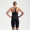Apresentamos a mais recente evolução da nossa linha o Fato de Banho Competição Mulher Speedo Fastskin LZR Pure Intent 2.0, desenvolvido por nadadores para nadadores. Ainda com camadas duplas compressivas e uma construção ergonómica das costuras projetada para conectar grupos musculares-chave para um maior retorno de energia, a linha Intent 2.0 possui um novo acabamento duradouro repelente à água. Zonas de tecido texturizado visam a redução de arrasto, para que você obtenha o melhor desempenho em seu nado, enquanto a construção de tecido triplo com costuras coladas foi projetada para permitir maior movimento. Este produto foi totalmente aprovado pela FINA.