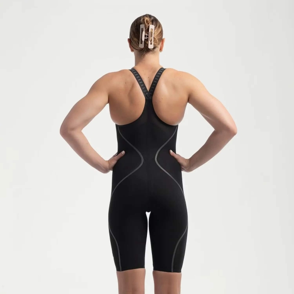 815856H618-fato-banho-preto-iii Apresentamos a mais recente evolução da nossa linha o Fato de Banho Competição Mulher Speedo Fastskin LZR Pure Intent 2.0, desenvolvido por nadadores para nadadores. Ainda com camadas duplas compressivas e uma construção ergonómica das costuras projetada para conectar grupos musculares-chave para um maior retorno de energia, a linha Intent 2.0 possui um novo acabamento duradouro repelente à água. Zonas de tecido texturizado visam a redução de arrasto, para que você obtenha o melhor desempenho em seu nado, enquanto a construção de tecido triplo com costuras coladas foi projetada para permitir maior movimento. Este produto foi totalmente aprovado pela FINA.