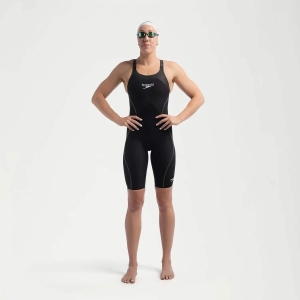 Apresentamos a mais recente evolução da nossa linha o Fato de Banho Competição Mulher Speedo Fastskin LZR Pure Intent 2.0 Preto Costas Fechadas, desenvolvido por nadadores para nadadores. Ainda com camadas duplas compressivas e uma construção ergonómica das costuras projetada para conectar grupos musculares-chave para um maior retorno de energia, a linha Intent 2.0 possui um novo acabamento duradouro repelente à água. Zonas de tecido texturizado visam a redução de arrasto, para que você obtenha o melhor desempenho em seu nado, enquanto a construção de tecido triplo com costuras coladas foi projetada para permitir maior movimento. Este produto foi totalmente aprovado pela FINA.