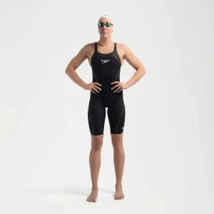 Apresentamos a mais recente evolução da nossa linha o Fato de Banho Competição Mulher Speedo Fastskin LZR Pure Intent 2.0 Preto Costas Fechadas, desenvolvido por nadadores para nadadores. Ainda com camadas duplas compressivas e uma construção ergonómica das costuras projetada para conectar grupos musculares-chave para um maior retorno de energia, a linha Intent 2.0 possui um novo acabamento duradouro repelente à água. Zonas de tecido texturizado visam a redução de arrasto, para que você obtenha o melhor desempenho em seu nado, enquanto a construção de tecido triplo com costuras coladas foi projetada para permitir maior movimento. Este produto foi totalmente aprovado pela FINA.