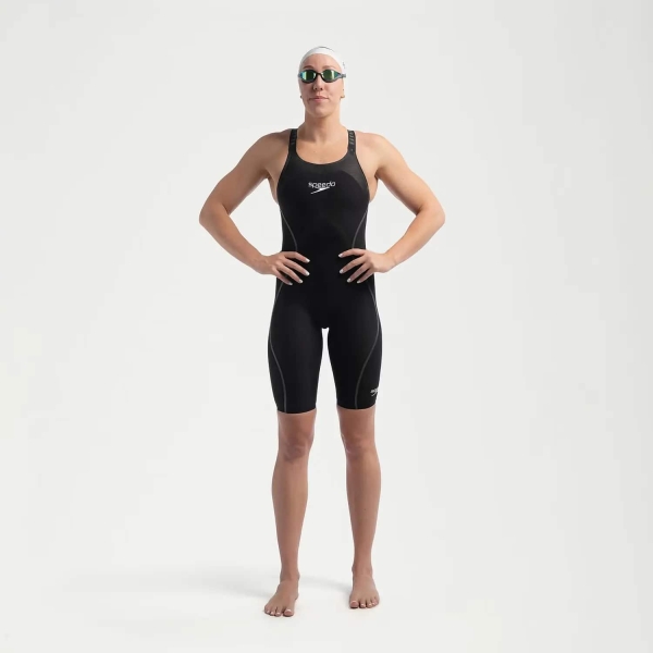 815856H618-fato-banho-preto-iv Apresentamos a mais recente evolução da nossa linha o Fato de Banho Competição Mulher Speedo Fastskin LZR Pure Intent 2.0 Preto Costas Fechadas, desenvolvido por nadadores para nadadores. Ainda com camadas duplas compressivas e uma construção ergonómica das costuras projetada para conectar grupos musculares-chave para um maior retorno de energia, a linha Intent 2.0 possui um novo acabamento duradouro repelente à água. Zonas de tecido texturizado visam a redução de arrasto, para que você obtenha o melhor desempenho em seu nado, enquanto a construção de tecido triplo com costuras coladas foi projetada para permitir maior movimento. Este produto foi totalmente aprovado pela FINA.