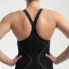 Apresentamos a mais recente evolução da nossa linha o Fato de Banho Competição Mulher Speedo Fastskin LZR Pure Intent 2.0, desenvolvido por nadadores para nadadores. Ainda com camadas duplas compressivas e uma construção ergonómica das costuras projetada para conectar grupos musculares-chave para um maior retorno de energia, a linha Intent 2.0 possui um novo acabamento duradouro repelente à água. Zonas de tecido texturizado visam a redução de arrasto, para que você obtenha o melhor desempenho em seu nado, enquanto a construção de tecido triplo com costuras coladas foi projetada para permitir maior movimento. Este produto foi totalmente aprovado pela FINA.