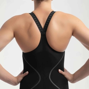 Apresentamos a mais recente evolução da nossa linha o Fato de Banho Competição Mulher Speedo Fastskin LZR Pure Intent 2.0, desenvolvido por nadadores para nadadores. Ainda com camadas duplas compressivas e uma construção ergonómica das costuras projetada para conectar grupos musculares-chave para um maior retorno de energia, a linha Intent 2.0 possui um novo acabamento duradouro repelente à água. Zonas de tecido texturizado visam a redução de arrasto, para que você obtenha o melhor desempenho em seu nado, enquanto a construção de tecido triplo com costuras coladas foi projetada para permitir maior movimento. Este produto foi totalmente aprovado pela FINA.