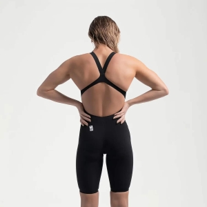 O Fato de Banho Competição Mulher Speedo Fastskin LZR Pure Valor 2.0 apresenta a mais recente evolução, desenvolvido por nadadores para nadadores. Feito de material leve com compressão moderada e construído para suportar uma maior amplitude de movimento. O Fato de Banho Competição Mulher Speedo Fastskin LZR Pure Valor 2.0 inclui uma costura interna compressiva na perna, projetada para um melhor suporte muscular, e possui um novo acabamento repelente à água de longa duração. A dupla camada ao redor dos abdominais oferece maior estabilidade do core, para que obtenha o melhor do seu nado. O design openback oferece liberdade de movimento e pode ser preferido por nadadores com costas arqueadas. Este produto foi totalmente aprovado pela FINA.