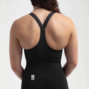 O Fato de Banho Competição Mulher Speedo Fastskin LZR Pure Valor 2.0 apresenta a mais recente evolução, desenvolvido por nadadores para nadadores. Feito de material leve com compressão moderada e construído para suportar uma maior amplitude de movimento. O Fato de Banho Competição Mulher Speedo Fastskin LZR Pure Valor 2.0 inclui uma costura interna compressiva na perna, projetada para um melhor suporte muscular, e possui um novo acabamento repelente à água de longa duração. A dupla camada ao redor dos abdominais oferece maior estabilidade do core, para que obtenha o melhor do seu nado. O design openback oferece liberdade de movimento e pode ser preferido por nadadores com costas arqueadas. Este produto foi totalmente aprovado pela FINA.