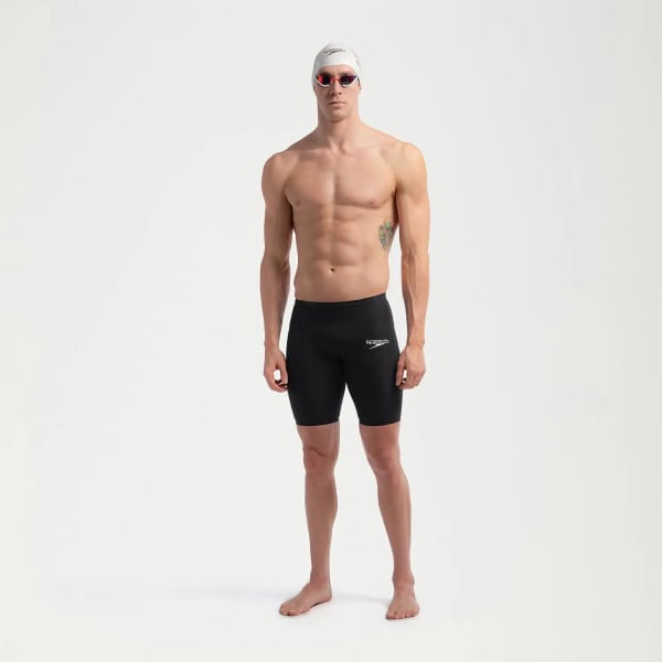O Fato de Banho Competição Homem Speedo Fastskin LZR Pure Valor 2.0 apresenta a mais recente evolução da gama Fastskin LZR Pure Valor, desenvolvido por nadadores para nadadores. Feito de material leve com compressão moderada e construção projetada para suportar uma maior amplitude de movimento. A gama Valor 2.0 inclui uma costura interna compressiva na perna, projetada para um melhor suporte muscular, e possui um novo acabamento repelente à água de longa duração. O jammer de cintura regular oferece maior flexibilidade e pode ser preferido por nadadores de bruços e medley. Este produto foi totalmente aprovado pela FINA.