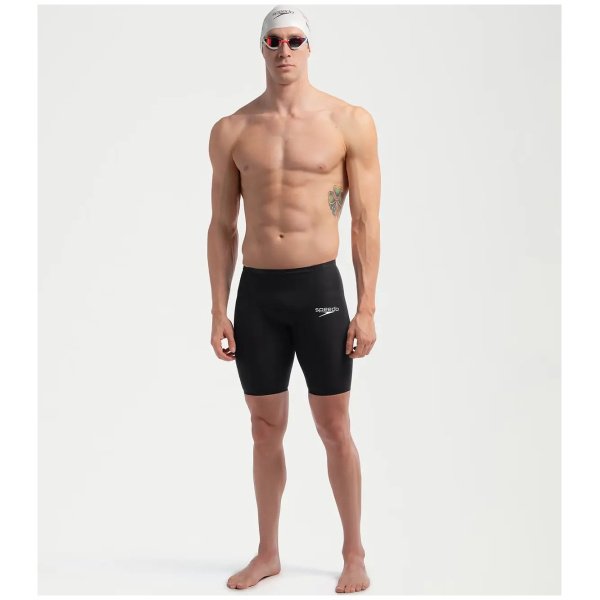 O Fato de Banho Competição Homem Speedo Fastskin LZR Pure Valor 2.0 apresenta a mais recente evolução da gama Fastskin LZR Pure Valor, desenvolvido por nadadores para nadadores. Feito de material leve com compressão moderada e construção projetada para suportar uma maior amplitude de movimento. A gama Valor 2.0 inclui uma costura interna compressiva na perna, projetada para um melhor suporte muscular, e possui um novo acabamento repelente à água de longa duração. O jammer de cintura regular oferece maior flexibilidade e pode ser preferido por nadadores de bruços e medley. Este produto foi totalmente aprovado pela FINA.