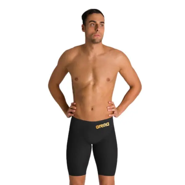 Quando sais dos blocos e entras na tua prova, sente o fluxo instantâneo com o nosso mais recente fato tecnológico para homens. O Fato de Banho Competição Homem Arena Powerskin Glide foi criado para nadadores que procuram a sensação de velocidade no fato com que competem. Feito de uma camada ultraleve de Hydroglide, este fato reduz eficazmente o atrito e a turbulência. Peças estratégicas de tecido compacto com grelha de carbono e fitas internas comprimem e ativam os músculos de imediato. Projetado de dentro para fora para uma superfície aerodinâmica, um corpo energizado e uma natação fluida.