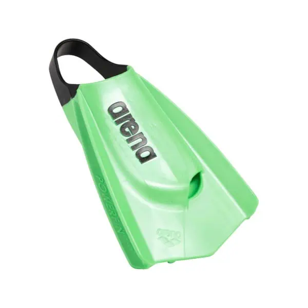 Melhora a tua técnica de pernada e a força da parte inferior do corpo com as nossas Barbatanas de Natação Arena Powerfin Pro II. Foram desenhadas com uma lâmina curta e inclinada para maximizar o impulso para a frente, enquanto o calcanhar aberto e a abertura para os dedos garantem flexibilidade, pernadas mais rápidas e conforto. Personalizadas para o pé esquerdo e direito, cada barbatana possui laterais com sulcos para melhorar o controlo.
