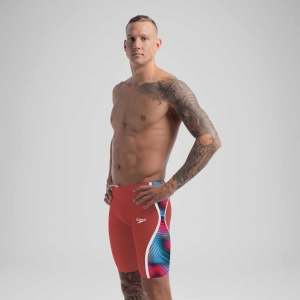 Apresentamos a mais recente evolução da nossa linha o Fato de Banho Competição Homem Speedo Fastskin LZR Pure Intent 2.0 Vermelho Multi, desenvolvido por nadadores para nadadores. Ainda com camadas duplas compressivas e uma construção ergonómica das costuras projetada para conectar grupos musculares-chave para maior retorno de energia, a linha Intent 2.0 possui um novo acabamento duradouro repelente à água. As zonas de tecido texturizado visam a redução de arrasto para um desempenho ótimo, enquanto a construção de tecido triplo com costuras coladas foi projetada para permitir maior movimento. Com prendedores de perna de precisão e o nosso melhor cós, é projetado para reduzir a entrada de água. Este produto foi totalmente aprovado pela FINA.