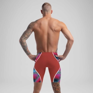 Apresentamos a mais recente evolução da nossa linha o Fato de Banho Competição Homem Speedo Fastskin LZR Pure Intent 2.0, desenvolvido por nadadores para nadadores. Ainda com camadas duplas compressivas e uma construção ergonómica das costuras projetada para conectar grupos musculares-chave para maior retorno de energia, a linha Intent 2.0 possui um novo acabamento duradouro repelente à água. As zonas de tecido texturizado visam a redução de arrasto para um desempenho ótimo, enquanto a construção de tecido triplo com costuras coladas foi projetada para permitir maior movimento. Com prendedores de perna de precisão e o nosso melhor cós, é projetado para reduzir a entrada de água. Este produto foi totalmente aprovado pela FINA.