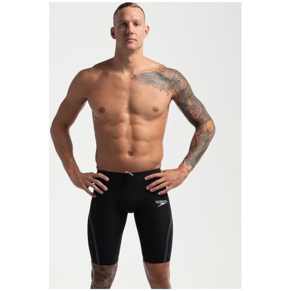 Apresentamos a mais recente evolução da nossa gama, o Fato de Banho Competição Homem Speedo Fastskin LZR Pure Intent 2.0 Backstroke Edition, desenvolvido por nadadores para nadadores. Mantém as camadas duplas compressivas e uma construção ergonómica de costuras, projetadas para conectar grupos musculares chave e oferecer maior retorno de potência. A gama Intent 2.0 tem agora um novo acabamento repelente de água de longa duração. Zonas de tecido texturizado visam a redução do arrasto para um desempenho ótimo, enquanto a construção em tecido triplo com costuras coladas foi projetada para permitir maior liberdade de movimento. Com aderência precisa nas pernas e a nossa melhor cintura, é concebido para reduzir a infiltração de água. O estilo de cintura alta oferece maior cobertura, o que pode melhorar o desempenho. A tecnologia da banda na parte frontal das pernas foi projetada para apoiar uma pernada poderosa, além de promover um posicionamento corporal mais aerodinâmico, especialmente para a natação de costas. O estilo jammer de cintura alta oferece maior cobertura, o que pode melhorar o desempenho. Este produto foi totalmente aprovado pela FINA.