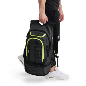 A Mochila Arena Fastpack 3.0 foi criada com o nosso sistema de Gestão Inteligente de Espaço, a Fastpack 3.0 é uma mochila prática com um design impactante. Com uma capacidade de 40 litros, oferece muito espaço para o seu equipamento e roupa. Aceda facilmente aos seus pertences graças aos bolsos e compartimentos organizados, como o compartimento inferior para sapatos. Fabricada com um tecido técnico robusto, esta mochila inclui detalhes práticos e modernos, como um mosquetão e um saco separado para itens de piscina. Recomendada para nadadores e triatletas.