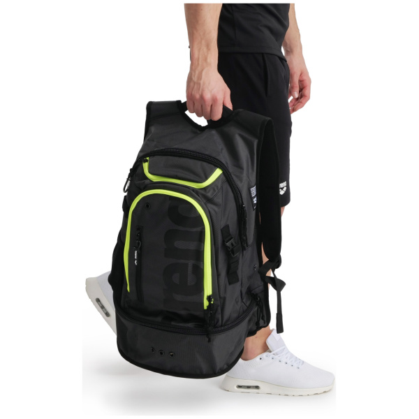 A Mochila Arena Fastpack 3.0 foi criada com o nosso sistema de Gestão Inteligente de Espaço, a Fastpack 3.0 é uma mochila prática com um design impactante. Com uma capacidade de 40 litros, oferece muito espaço para o seu equipamento e roupa. Aceda facilmente aos seus pertences graças aos bolsos e compartimentos organizados, como o compartimento inferior para sapatos. Fabricada com um tecido técnico robusto, esta mochila inclui detalhes práticos e modernos, como um mosquetão e um saco separado para itens de piscina. Recomendada para nadadores e triatletas.