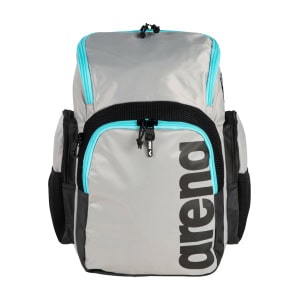 Como o nome sugere, a nossa Mochila Arena Spiky III 35 pode armazenar até 35 litros. Com um design de abertura superior que facilita o acesso e a organização, esta mochila possui compartimentos em malha para manter a humidade sob controlo após a natação ou o treino. O tecido resistente à água e o fundo reforçado protegem a mochila e o seu conteúdo contra quedas e pisos molhados. Os múltiplos bolsos garantem um local seguro para todos os teus itens, e o saco de natação é perfeito para guardar o teu equipamento de natação. Escolhe entre uma variedade de padrões frescos e de alta energia.​