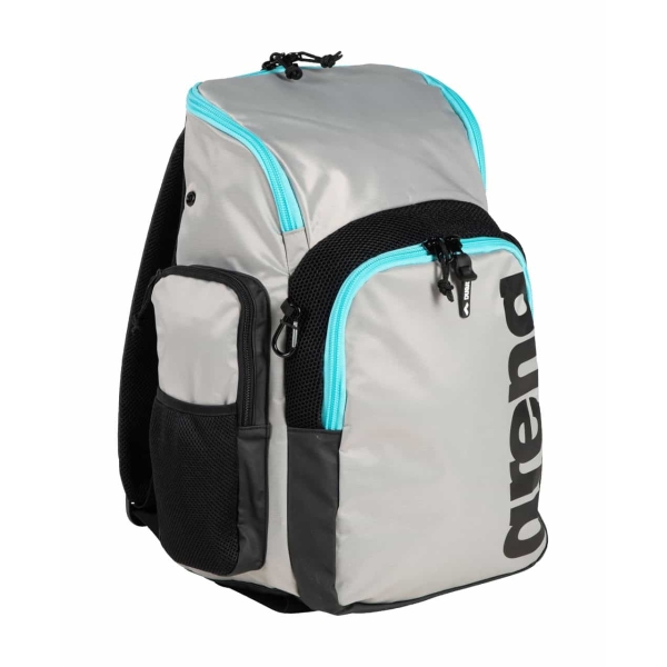005597-104-mochila-cinza-azul i Como o nome sugere, a nossa Mochila Arena Spiky III 35 pode armazenar até 35 litros. Com um design de abertura superior que facilita o acesso e a organização, esta mochila possui compartimentos em malha para manter a humidade sob controlo após a natação ou o treino. O tecido resistente à água e o fundo reforçado protegem a mochila e o seu conteúdo contra quedas e pisos molhados. Os múltiplos bolsos garantem um local seguro para todos os teus itens, e o saco de natação é perfeito para guardar o teu equipamento de natação. Escolhe entre uma variedade de padrões frescos e de alta energia.