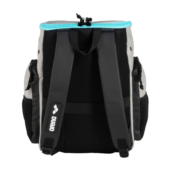 005597-104-mochila-cinza-azul ii Como o nome sugere, a nossa Mochila Arena Spiky III 35 pode armazenar até 35 litros. Com um design de abertura superior que facilita o acesso e a organização, esta mochila possui compartimentos em malha para manter a humidade sob controlo após a natação ou o treino. O tecido resistente à água e o fundo reforçado protegem a mochila e o seu conteúdo contra quedas e pisos molhados. Os múltiplos bolsos garantem um local seguro para todos os teus itens, e o saco de natação é perfeito para guardar o teu equipamento de natação. Escolhe entre uma variedade de padrões frescos e de alta energia.
