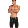 O Fato de Banho Competição Homem Arena Powerskin Primo Aprovado World Aquatics é o primeiro fato de competição tensoelástico concebido para fornecer tudo o que um nadador precisa num único fato: a mais elevada compressão global, conforto absoluto e hidrodinâmica superior. O Fato de Banho Competição Homem Arena Powerskin Primo Aprovado World Aquatics foi desenhado para garantir suporte muscular e flexibilidade, graças ao arena Hyperforce™ – o primeiro tecido tensoelástico de sempre. Não só permite uma maior amplitude de movimento na água, como também torna a rotina do dia de competição mais simples: a elasticidade do tecido faz deste um fato de alta compressão que pode ser vestido em menos de 5 minutos. A superfície única do tecido canalizadora de fluxo melhora a hidrodinâmica e reduz o arrasto da superfície para máxima velocidade e desempenho aerodinâmico dentro e fora de água. As fitas na parte traseira e no interior das pernas ajudam a manter as ancas elevadas na água, assegurando uma posição de natação ideal. O ajuste melhorado das bainhas inferiores e o novo design da cintura, que pode ser usada alta ou baixa, elevam o conforto dos fatos tecnológicos para um novo nível.