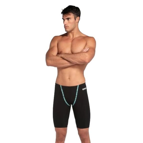 O Fato de Banho Competição Homem Arena Powerskin Primo Aprovado World Aquatics é o primeiro fato de competição tensoelástico concebido para fornecer tudo o que um nadador precisa num único fato: a mais elevada compressão global, conforto absoluto e hidrodinâmica superior. O Fato de Banho Competição Homem Arena Powerskin Primo Aprovado World Aquatics foi desenhado para garantir suporte muscular e flexibilidade, graças ao arena Hyperforce™ – o primeiro tecido tensoelástico de sempre. Não só permite uma maior amplitude de movimento na água, como também torna a rotina do dia de competição mais simples: a elasticidade do tecido faz deste um fato de alta compressão que pode ser vestido em menos de 5 minutos. A superfície única do tecido canalizadora de fluxo melhora a hidrodinâmica e reduz o arrasto da superfície para máxima velocidade e desempenho aerodinâmico dentro e fora de água. As fitas na parte traseira e no interior das pernas ajudam a manter as ancas elevadas na água, assegurando uma posição de natação ideal. O ajuste melhorado das bainhas inferiores e o novo design da cintura, que pode ser usada alta ou baixa, elevam o conforto dos fatos tecnológicos para um novo nível.