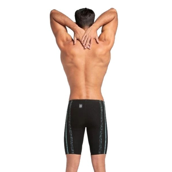 006962100-calcao-preto i O Fato de Banho Competição Homem Arena Powerskin Primo Aprovado World Aquatics é o primeiro fato de competição tensoelástico concebido para fornecer tudo o que um nadador precisa num único fato: a mais elevada compressão global, conforto absoluto e hidrodinâmica superior. O Fato de Banho Competição Homem Arena Powerskin Primo Aprovado World Aquatics foi desenhado para garantir suporte muscular e flexibilidade, graças ao arena Hyperforce™ – o primeiro tecido tensoelástico de sempre. Não só permite uma maior amplitude de movimento na água, como também torna a rotina do dia de competição mais simples: a elasticidade do tecido faz deste um fato de alta compressão que pode ser vestido em menos de 5 minutos. A superfície única do tecido canalizadora de fluxo melhora a hidrodinâmica e reduz o arrasto da superfície para máxima velocidade e desempenho aerodinâmico dentro e fora de água. As fitas na parte traseira e no interior das pernas ajudam a manter as ancas elevadas na água, assegurando uma posição de natação ideal. O ajuste melhorado das bainhas inferiores e o novo design da cintura, que pode ser usada alta ou baixa, elevam o conforto dos fatos tecnológicos para um novo nível.