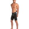O Fato de Banho Competição Homem Arena Powerskin Primo Aprovado World Aquatics é o primeiro fato de competição tensoelástico concebido para fornecer tudo o que um nadador precisa num único fato: a mais elevada compressão global, conforto absoluto e hidrodinâmica superior. O Fato de Banho Competição Homem Arena Powerskin Primo Aprovado World Aquatics foi desenhado para garantir suporte muscular e flexibilidade, graças ao arena Hyperforce™ – o primeiro tecido tensoelástico de sempre. Não só permite uma maior amplitude de movimento na água, como também torna a rotina do dia de competição mais simples: a elasticidade do tecido faz deste um fato de alta compressão que pode ser vestido em menos de 5 minutos. A superfície única do tecido canalizadora de fluxo melhora a hidrodinâmica e reduz o arrasto da superfície para máxima velocidade e desempenho aerodinâmico dentro e fora de água. As fitas na parte traseira e no interior das pernas ajudam a manter as ancas elevadas na água, assegurando uma posição de natação ideal. O ajuste melhorado das bainhas inferiores e o novo design da cintura, que pode ser usada alta ou baixa, elevam o conforto dos fatos tecnológicos para um novo nível.