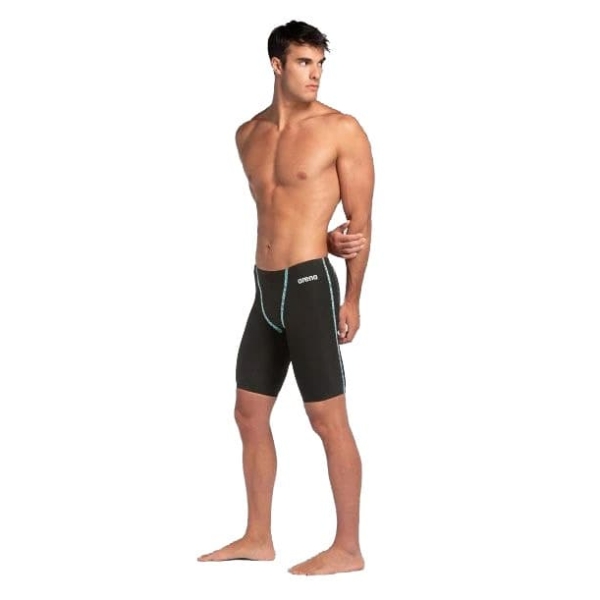 006962100-calcao-preto ii O Fato de Banho Competição Homem Arena Powerskin Primo Aprovado World Aquatics é o primeiro fato de competição tensoelástico concebido para fornecer tudo o que um nadador precisa num único fato: a mais elevada compressão global, conforto absoluto e hidrodinâmica superior. O Fato de Banho Competição Homem Arena Powerskin Primo Aprovado World Aquatics foi desenhado para garantir suporte muscular e flexibilidade, graças ao arena Hyperforce™ – o primeiro tecido tensoelástico de sempre. Não só permite uma maior amplitude de movimento na água, como também torna a rotina do dia de competição mais simples: a elasticidade do tecido faz deste um fato de alta compressão que pode ser vestido em menos de 5 minutos. A superfície única do tecido canalizadora de fluxo melhora a hidrodinâmica e reduz o arrasto da superfície para máxima velocidade e desempenho aerodinâmico dentro e fora de água. As fitas na parte traseira e no interior das pernas ajudam a manter as ancas elevadas na água, assegurando uma posição de natação ideal. O ajuste melhorado das bainhas inferiores e o novo design da cintura, que pode ser usada alta ou baixa, elevam o conforto dos fatos tecnológicos para um novo nível.