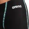 O Fato de Banho Competição Homem Arena Powerskin Primo Aprovado World Aquatics é o primeiro fato de competição tensoelástico concebido para fornecer tudo o que um nadador precisa num único fato: a mais elevada compressão global, conforto absoluto e hidrodinâmica superior. O Fato de Banho Competição Homem Arena Powerskin Primo Aprovado World Aquatics foi desenhado para garantir suporte muscular e flexibilidade, graças ao arena Hyperforce™ – o primeiro tecido tensoelástico de sempre. Não só permite uma maior amplitude de movimento na água, como também torna a rotina do dia de competição mais simples: a elasticidade do tecido faz deste um fato de alta compressão que pode ser vestido em menos de 5 minutos. A superfície única do tecido canalizadora de fluxo melhora a hidrodinâmica e reduz o arrasto da superfície para máxima velocidade e desempenho aerodinâmico dentro e fora de água. As fitas na parte traseira e no interior das pernas ajudam a manter as ancas elevadas na água, assegurando uma posição de natação ideal. O ajuste melhorado das bainhas inferiores e o novo design da cintura, que pode ser usada alta ou baixa, elevam o conforto dos fatos tecnológicos para um novo nível.