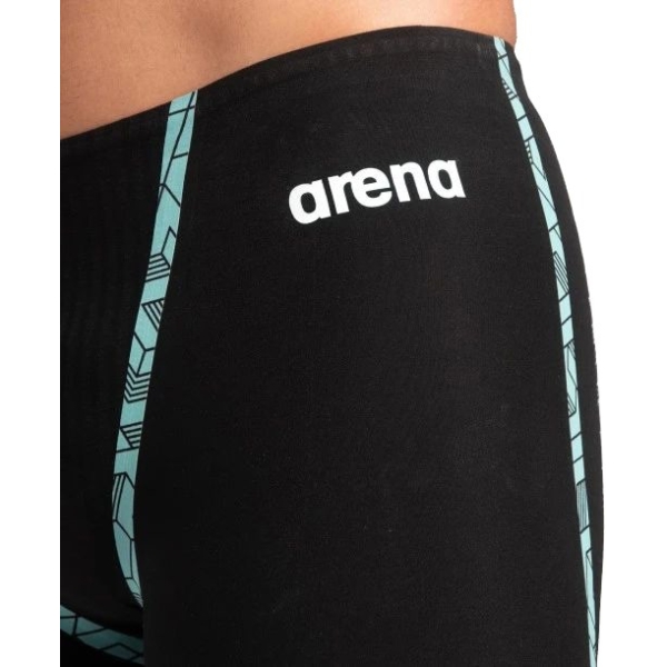 006962100-calcao-preto iii O Fato de Banho Competição Homem Arena Powerskin Primo Aprovado World Aquatics é o primeiro fato de competição tensoelástico concebido para fornecer tudo o que um nadador precisa num único fato: a mais elevada compressão global, conforto absoluto e hidrodinâmica superior. O Fato de Banho Competição Homem Arena Powerskin Primo Aprovado World Aquatics foi desenhado para garantir suporte muscular e flexibilidade, graças ao arena Hyperforce™ – o primeiro tecido tensoelástico de sempre. Não só permite uma maior amplitude de movimento na água, como também torna a rotina do dia de competição mais simples: a elasticidade do tecido faz deste um fato de alta compressão que pode ser vestido em menos de 5 minutos. A superfície única do tecido canalizadora de fluxo melhora a hidrodinâmica e reduz o arrasto da superfície para máxima velocidade e desempenho aerodinâmico dentro e fora de água. As fitas na parte traseira e no interior das pernas ajudam a manter as ancas elevadas na água, assegurando uma posição de natação ideal. O ajuste melhorado das bainhas inferiores e o novo design da cintura, que pode ser usada alta ou baixa, elevam o conforto dos fatos tecnológicos para um novo nível.