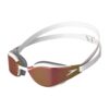 Óculos de Natação Speedo Fastskin Hyper Elite Espelhado Branco Dourado Comemorando 10 anos desde o lançamento dos nossos óculos de competição mais bem-sucedidos, o FS3 Elite, temos o orgulho de apresentar os Óculos de Natação Speedo Fastskin Hyper Elite Espelhado Aprovado World Aquatics. Repletos de tecnologias hidrodinâmicas e de melhoria de desempenho, os novos e melhorados Óculos de Natação Speedo Fastskin Hyper Elite Espelhado Aprovado World Aquatics dão aos nadadores competitivos confiança e uma vantagem nas competições. Desenvolvidos em estreita colaboração com os melhores atletas do mundo e totalmente aprovados pela FINA.