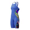 Apresentamos a mais recente evolução da nossa linha o Fato de Banho Competição Mulher Speedo Fastskin LZR Pure Intent 2.0 Azul Multi Cor Costas Abertas, desenvolvido por nadadores para nadadores. Ainda com camadas duplas compressivas e uma construção ergonómica das costuras projetada para conectar grupos musculares-chave para um maior retorno de energia, a linha Intent 2.0 possui um novo acabamento duradouro repelente à água. Zonas de tecido texturizado visam a redução de arrasto, para que você obtenha o melhor desempenho em seu nado, enquanto a construção de tecido triplo com costuras coladas foi projetada para permitir maior movimento. Este produto foi totalmente aprovado pela FINA.