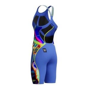 Apresentamos a mais recente evolução da nossa linha o Fato de Banho Competição Mulher Speedo Fastskin LZR Pure Intent 2.0 Iridescente, desenvolvido por nadadores para nadadores. Ainda com camadas duplas compressivas e uma construção ergonómica das costuras projetada para conectar grupos musculares-chave para um maior retorno de energia, a linha Intent 2.0 possui um novo acabamento duradouro repelente à água. Zonas de tecido texturizado visam a redução de arrasto, para que você obtenha o melhor desempenho em seu nado, enquanto a construção de tecido triplo com costuras coladas foi projetada para permitir maior movimento. Este produto foi totalmente aprovado pela FINA.