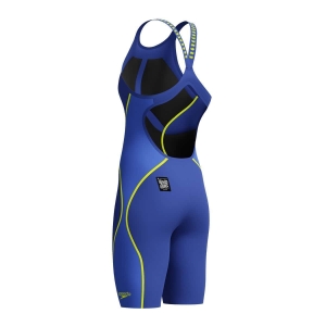 Apresentamos a mais recente evolução da nossa linha o Fato de Banho Competição Mulher Speedo Fastskin LZR Pure Intent 2.0 Iridescente, desenvolvido por nadadores para nadadores. Ainda com camadas duplas compressivas e uma construção ergonómica das costuras projetada para conectar grupos musculares-chave para um maior retorno de energia, a linha Intent 2.0 possui um novo acabamento duradouro repelente à água. Zonas de tecido texturizado visam a redução de arrasto, para que você obtenha o melhor desempenho em seu nado, enquanto a construção de tecido triplo com costuras coladas foi projetada para permitir maior movimento. Este produto foi totalmente aprovado pela FINA.