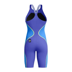 8-1585618475-Y3 Apresentamos a mais recente evolução da nossa linha o Fato de Banho Competição Mulher Speedo Fastskin LZR Pure Intent 2.0, desenvolvido por nadadores para nadadores. Ainda com camadas duplas compressivas e uma construção ergonómica das costuras projetada para conectar grupos musculares-chave para um maior retorno de energia, a linha Intent 2.0 possui um novo acabamento duradouro repelente à água. Zonas de tecido texturizado visam a redução de arrasto, para que você obtenha o melhor desempenho em seu nado, enquanto a construção de tecido triplo com costuras coladas foi projetada para permitir maior movimento. Este produto foi totalmente aprovado pela FINA.