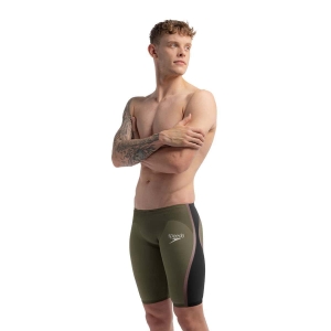 Apresentamos a mais recente evolução da nossa linha o Fato de Banho Competição Homem Speedo Fastskin LZR Pure Intent 2.0 Verde Preto, desenvolvido por nadadores para nadadores. Ainda com camadas duplas compressivas e uma construção ergonómica das costuras projetada para conectar grupos musculares-chave para maior retorno de energia, a linha Intent 2.0 possui um novo acabamento duradouro repelente à água. As zonas de tecido texturizado visam a redução de arrasto para um desempenho ótimo, enquanto a construção de tecido triplo com costuras coladas foi projetada para permitir maior movimento. Com prendedores de perna de precisão e o nosso melhor cós, é projetado para reduzir a entrada de água. Este produto foi totalmente aprovado pela FINA.