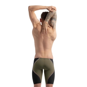 Apresentamos a mais recente evolução da nossa linha o Fato de Banho Competição Homem Speedo Fastskin LZR Pure Intent 2.0, desenvolvido por nadadores para nadadores. Ainda com camadas duplas compressivas e uma construção ergonómica das costuras projetada para conectar grupos musculares-chave para maior retorno de energia, a linha Intent 2.0 possui um novo acabamento duradouro repelente à água. As zonas de tecido texturizado visam a redução de arrasto para um desempenho ótimo, enquanto a construção de tecido triplo com costuras coladas foi projetada para permitir maior movimento. Com prendedores de perna de precisão e o nosso melhor cós, é projetado para reduzir a entrada de água. Este produto foi totalmente aprovado pela FINA.