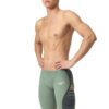 Apresentamos a mais recente evolução da nossa linha o Fato de Banho Competição Homem Speedo Fastskin LZR Pure Intent 2.0 Verde Multi, desenvolvido por nadadores para nadadores. Ainda com camadas duplas compressivas e uma construção ergonómica das costuras projetada para conectar grupos musculares-chave para maior retorno de energia, a linha Intent 2.0 possui um novo acabamento duradouro repelente à água. As zonas de tecido texturizado visam a redução de arrasto para um desempenho ótimo, enquanto a construção de tecido triplo com costuras coladas foi projetada para permitir maior movimento. Com prendedores de perna de precisão e o nosso melhor cós, é projetado para reduzir a entrada de água. Este produto foi totalmente aprovado pela FINA.