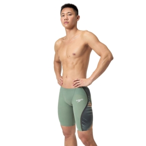 Apresentamos a mais recente evolução da nossa linha o Fato de Banho Competição Homem Speedo Fastskin LZR Pure Intent 2.0 Verde Multi, desenvolvido por nadadores para nadadores. Ainda com camadas duplas compressivas e uma construção ergonómica das costuras projetada para conectar grupos musculares-chave para maior retorno de energia, a linha Intent 2.0 possui um novo acabamento duradouro repelente à água. As zonas de tecido texturizado visam a redução de arrasto para um desempenho ótimo, enquanto a construção de tecido triplo com costuras coladas foi projetada para permitir maior movimento. Com prendedores de perna de precisão e o nosso melhor cós, é projetado para reduzir a entrada de água. Este produto foi totalmente aprovado pela FINA.